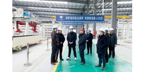 眉山市住建局副局長(zhǎng)白仲華一行蒞臨宏量基筑指導(dǎo)工作